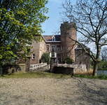 842194 Gezicht op de entree van het kasteel Loenersloot (Rijksstraatweg 211) te Loenersloot (gemeente Loenen).